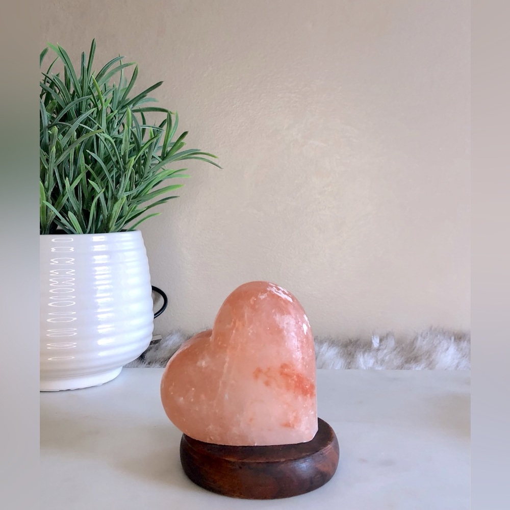 NWOT Heart Shaped Himalayan Salt Lamp